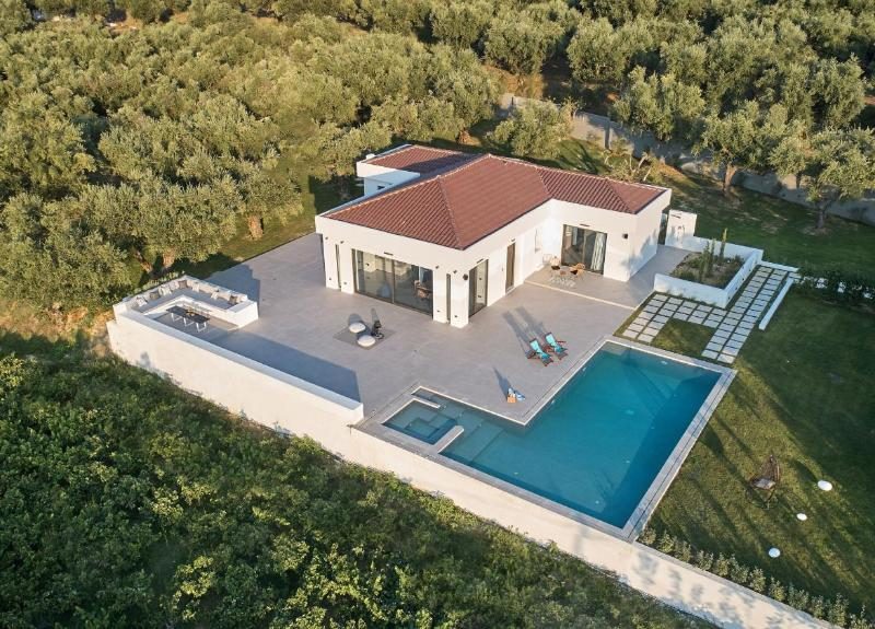 Вилла Drallos Luxury - частный бассейн с подогревом и спальнями 15, ZanteWize