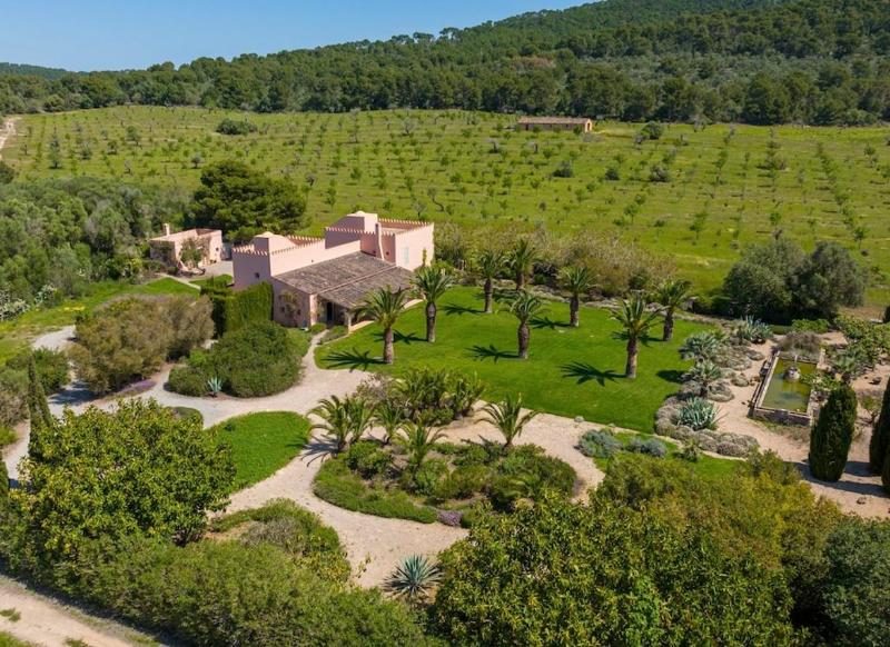 Quiet detached villa with tennis court