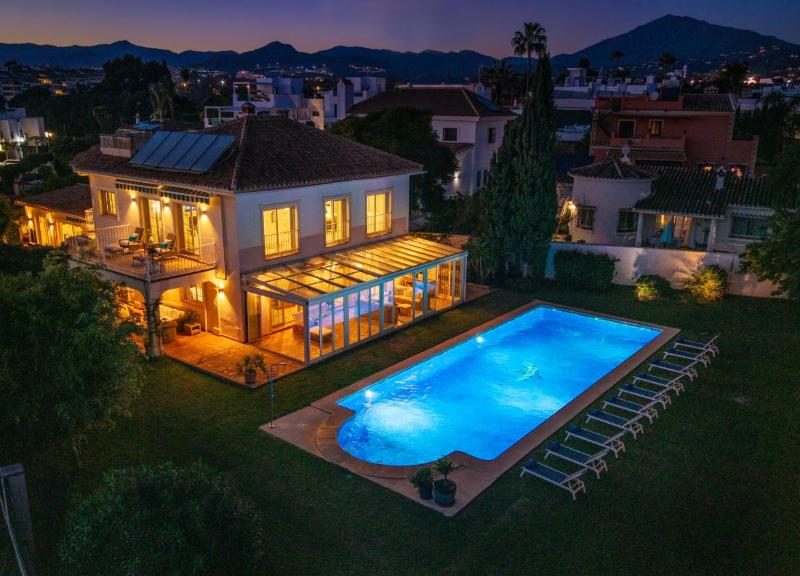 VACATION MARBELLA I Villa Bosquecito, Giant Private Heated Pool, Walk to the Beach, 6 BDR, Spacious Villa, BBQ, Alarm System, Ample Garden