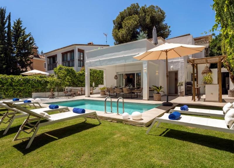 VACATION MARBELLA I Villa Jazmines, 4BDR, Private Pool & BBQ, Golf Valley, Walking Distance to Puerto Banus, High-End Restaurants