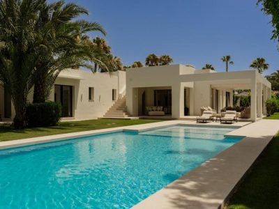 Villa Casa del Mar, by the beach, heated pool, Marbella